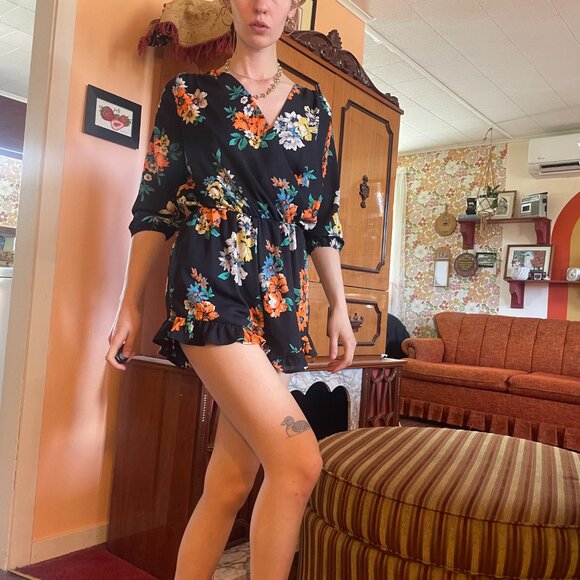 Floral plunge V neck Romper! - Picture 12 of 16